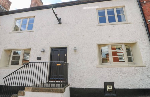 Ashbourne House | LION HOUSE, family friendly, with a garden in Ashbourne