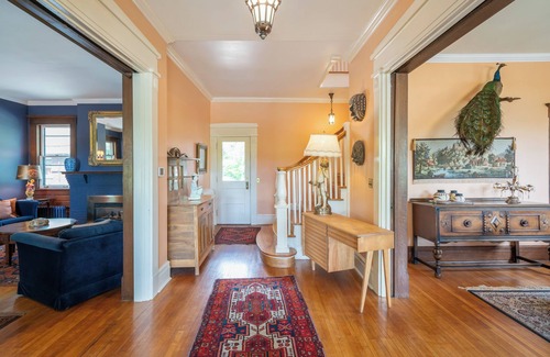 Niagara Falls Bed & Breakfast | Lion's Head Bed & Breakfast