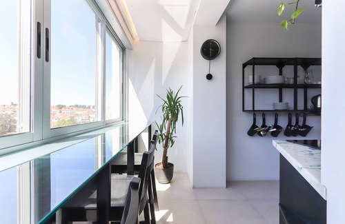 Olivais Bed & Breakfast | Lisbon Airport Leaf by Homing