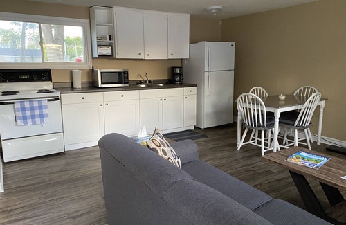 Wasaga Beach Cottage | Listen to the waves from your front deck