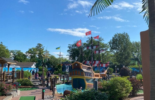 Wasaga Beach Cottage | Listen to the waves from your front deck