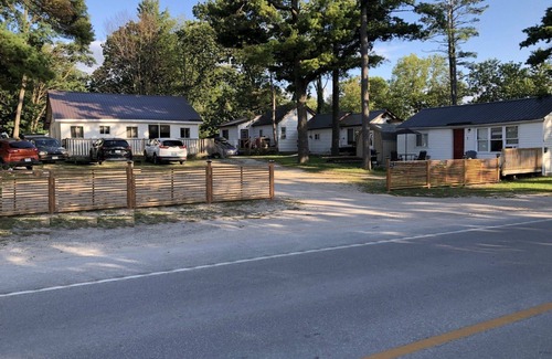 Wasaga Beach Cottage | Listen to the waves from your front deck