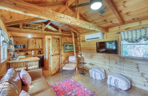 Marble Falls Cabin | Little Arrow: Cozy Getaway with Lakeside Charm!