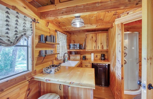 Marble Falls Cabin | Little Arrow: Cozy Getaway with Lakeside Charm!