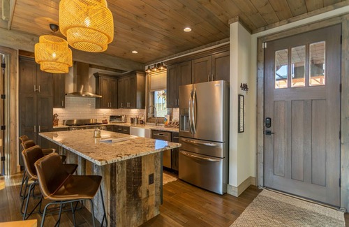 Banner Elk House | Little Big Bear at Eagles Nest - Two King Masters, Great Views, Walk to Tennis!