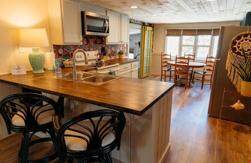 Weeki Wachee Gardens House | Little Bohemia!Springs/Gulf access! Kayaks & dock!