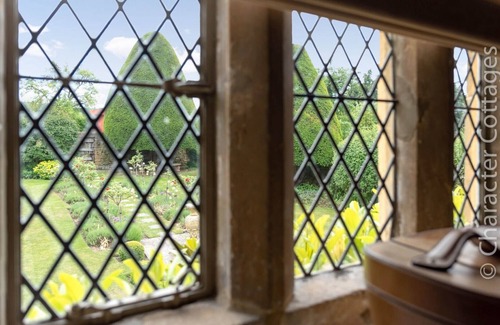 Broadway House | LITTLE GABLES, family friendly, character holiday cottage in Broadway