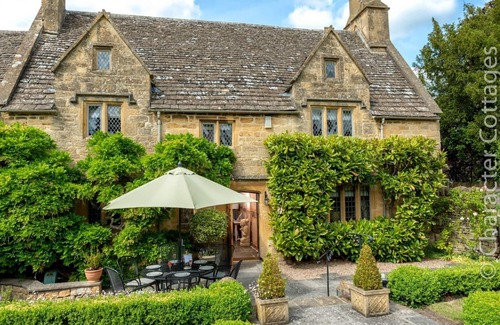 Broadway House | LITTLE GABLES, family friendly, character holiday cottage in Broadway