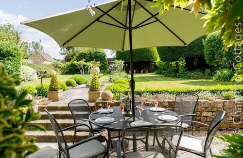 Broadway House | LITTLE GABLES, family friendly, character holiday cottage in Broadway