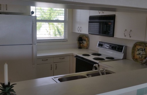 Bonita Springs Condo | Little Hickory Bay~ WOW FACTOR! 2B/2BSleeps 4! Boat dock POOL/SPA GORGEOUS VIEW