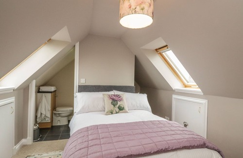 Forfar Cottage | LITTLE LOCHLAIR, pet friendly, character holiday cottage in Forfar