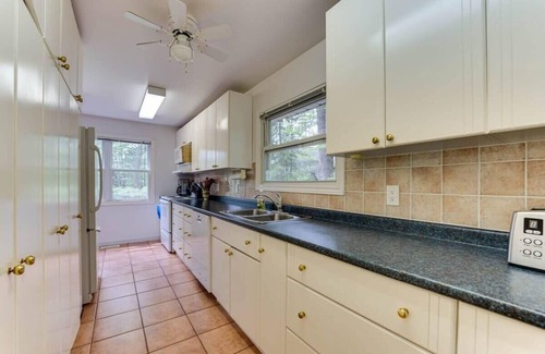 Muskoka Lakes House | Little Oaks Located on Lake Muskoka