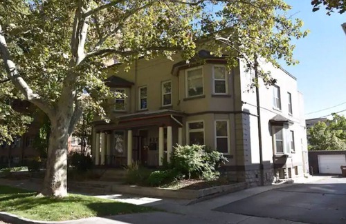 Lower Avenues Apartment | LITTLE SALT FRAN AND THE BAT CAVEn - NEW TO VRBO - 5 STAR FAVORITE OTHER SITE