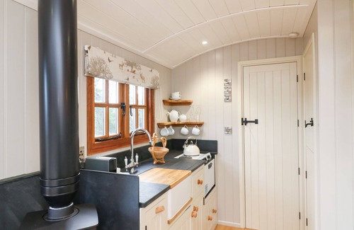 Umberleigh Cottage | LITTLE SILVER LEAF, romantic, with hot tub in High Bickington