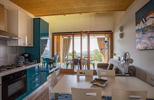 Clibbio House | Little terraced house on the green hills above Salò - Blue House