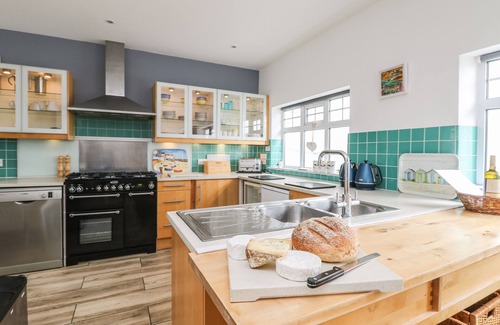 Trenance House | LITTLE TRELAWNS, family friendly in Mawgan Porth
