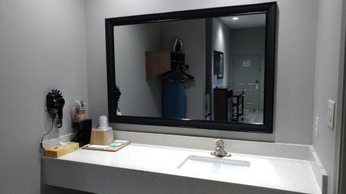 Greater Greenspoint Hotel | LiV Inn & Suites Houston