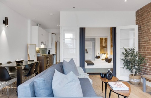 Downtown Montreal Apartment | LiV MTL Downtown-401 Spacious 2BR Suite + Lounge