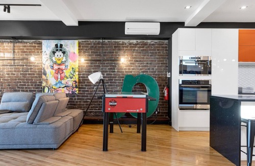 La Petite-Patrie Apartment | LiV MTL Plaza-3 Premium Bachelor Poker Foosball