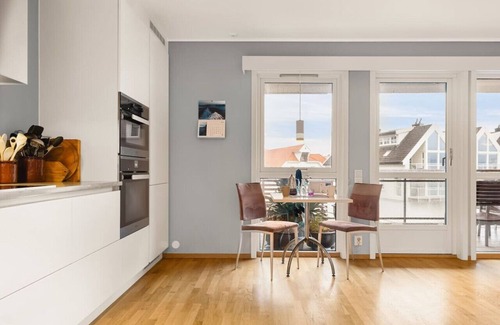 Sandviken Apartment | Live In Wonderland I Terrace And Grill I Park Free