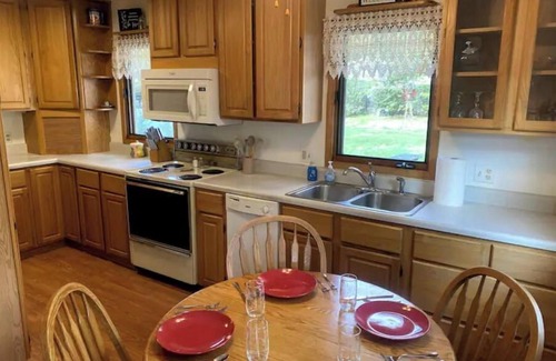 Indianola House | Lively Cottage 2 King Beds 4 Bed 2 Bath