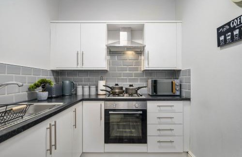Liverpool Apartment | Liverpool 3 Bedroom Contractor Stay Cherry House