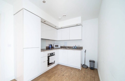 Luton Apartment | Livestay Modern 1Bed Apt/Private Building