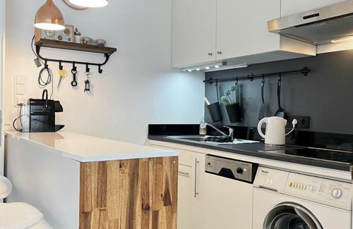 Saarbruecken Apartment | Living at Saarpartments -AdultsOnly- 2 Bedrooms, Kitchen- Business & Holiday Apartments for Long- and Short term Stay, 3 min to Train-Station, Secure E-Bike Parking!