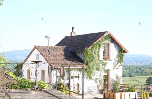 Saint-Didier-sur-Arroux Apartment | Living on clouds in the great expanse of southern Morvan