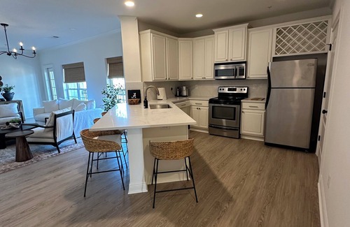 Tuscaloosa Condo | Living Legends Lodge in Houndstooth walk to Bryant-Denny stadium under 1 mile.