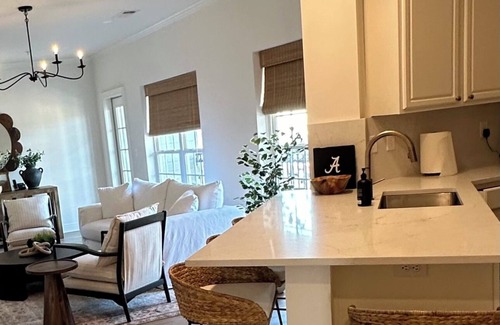 Tuscaloosa Condo | Living Legends Lodge in Houndstooth walk to Bryant-Denny stadium under 1 mile.