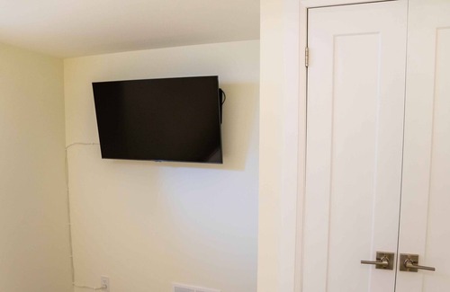 Niagara-on-the-Lake Apartment | Liz's Quiet Gem | Central | King Bed | 4K TVs