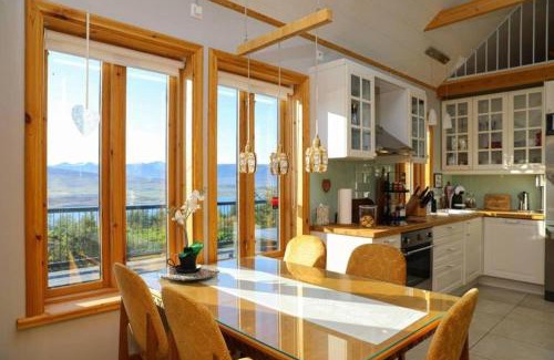 Akureyri Ski Chalet | LL Properties - Charming Panorama Family Cabin