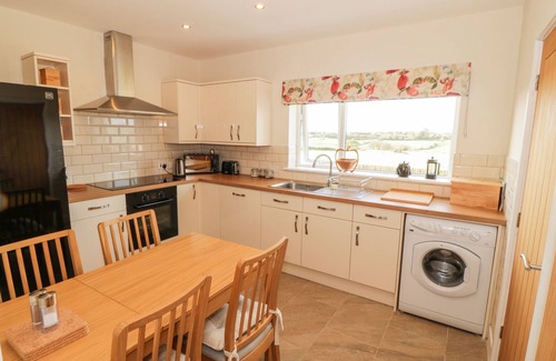 Llangefni Apartment | LLAIN BACH, family friendly, country holiday cottage in Llangefni