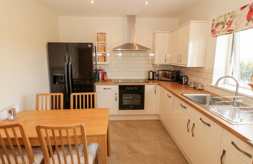 Llangefni Apartment | LLAIN BACH, family friendly, country holiday cottage in Llangefni