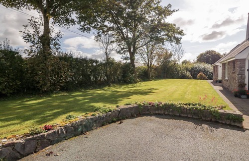 Llangefni Apartment | LLAIN BACH, family friendly, country holiday cottage in Llangefni