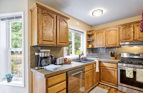 Estacada House | Llama's Creative Home!~Large HotTub~4BR~Dogs ok~Private Garden~Fully Stocked!