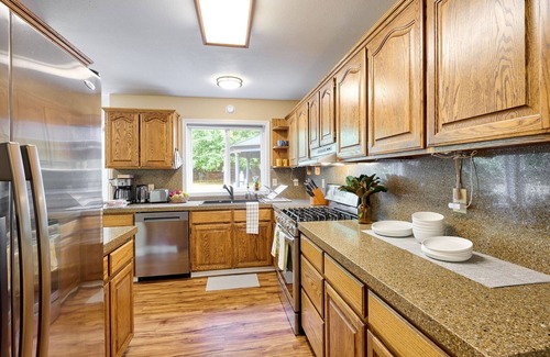 Estacada House | Llama's Creative Home!~Large HotTub~4BR~Dogs ok~Private Garden~Fully Stocked!