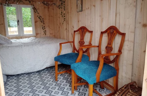Llandovery Cabin | Llandovery - Lodge - Sleeps 2 - Parking - Hot Tub