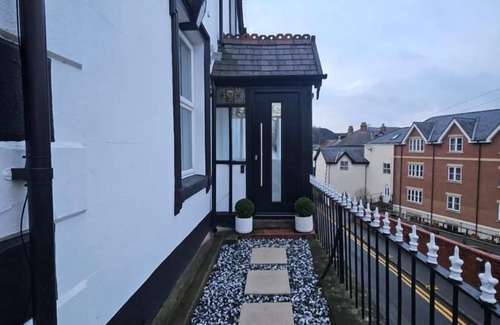 Llangollen House | Llangollen Retreat with Stunning Views of the Castle