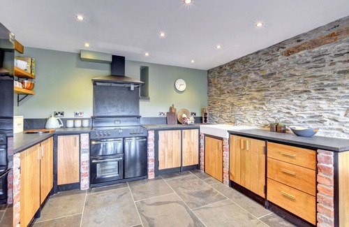 Machynlleth House | Llety Tanllan - Five Bedroom House, Sleeps 10