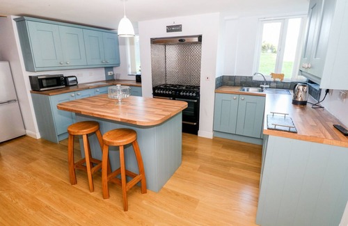 Haverfordwest Cottage | LLYGAD-YR-HAUL, pet friendly, with a garden in Haverfordwest