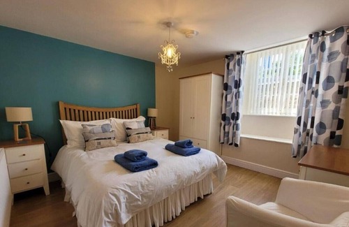 Aberaeron Apartment | Llys Bach Apartment, Aberaeron Sleeps 4