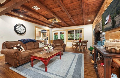 Lincoln Cabin | Loblolly Lane-Private Log Cabin- Hot Tub