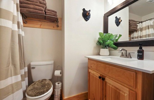 Lincoln Cabin | Loblolly Lane-Private Log Cabin- Hot Tub