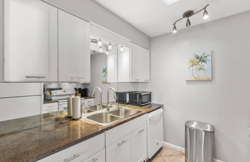 Whitfield House | Lobster Louie's Inn - Cozy 2/1 Mins from Beaches. Fenced yard. Pet Friendly.