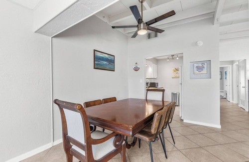 Whitfield House | Lobster Louie's Inn - Cozy 2/1 Mins from Beaches. Fenced yard. Pet Friendly.