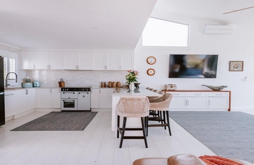 Lake Wangary House | Lobster Pot is Luxurious - offers the complete Coffin Bay Experience - View, Position and Jetty for fishing