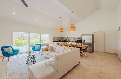 Oranjestad Villa | Local Vibes Villa, Big Pool and Outdoor, 10 sleeps