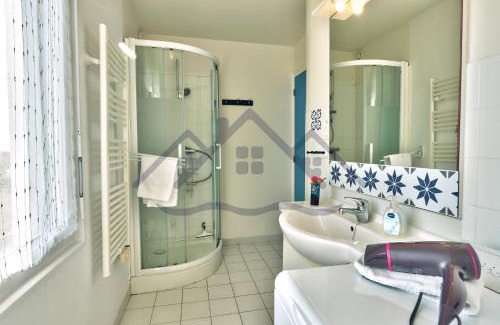 Treffiagat Apartment | LocaLise - B02- Appartement vue mer - Plage et centre à pied - Balcon - Wifi inclus - Draps inclus - Animaux bienvenus